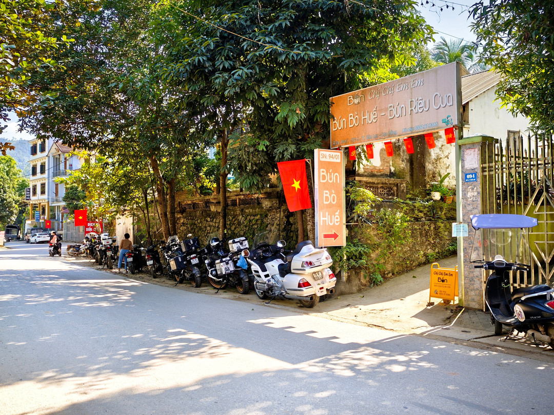 Bún Bò Huế Chị Chị Em Em Bảo Lạc