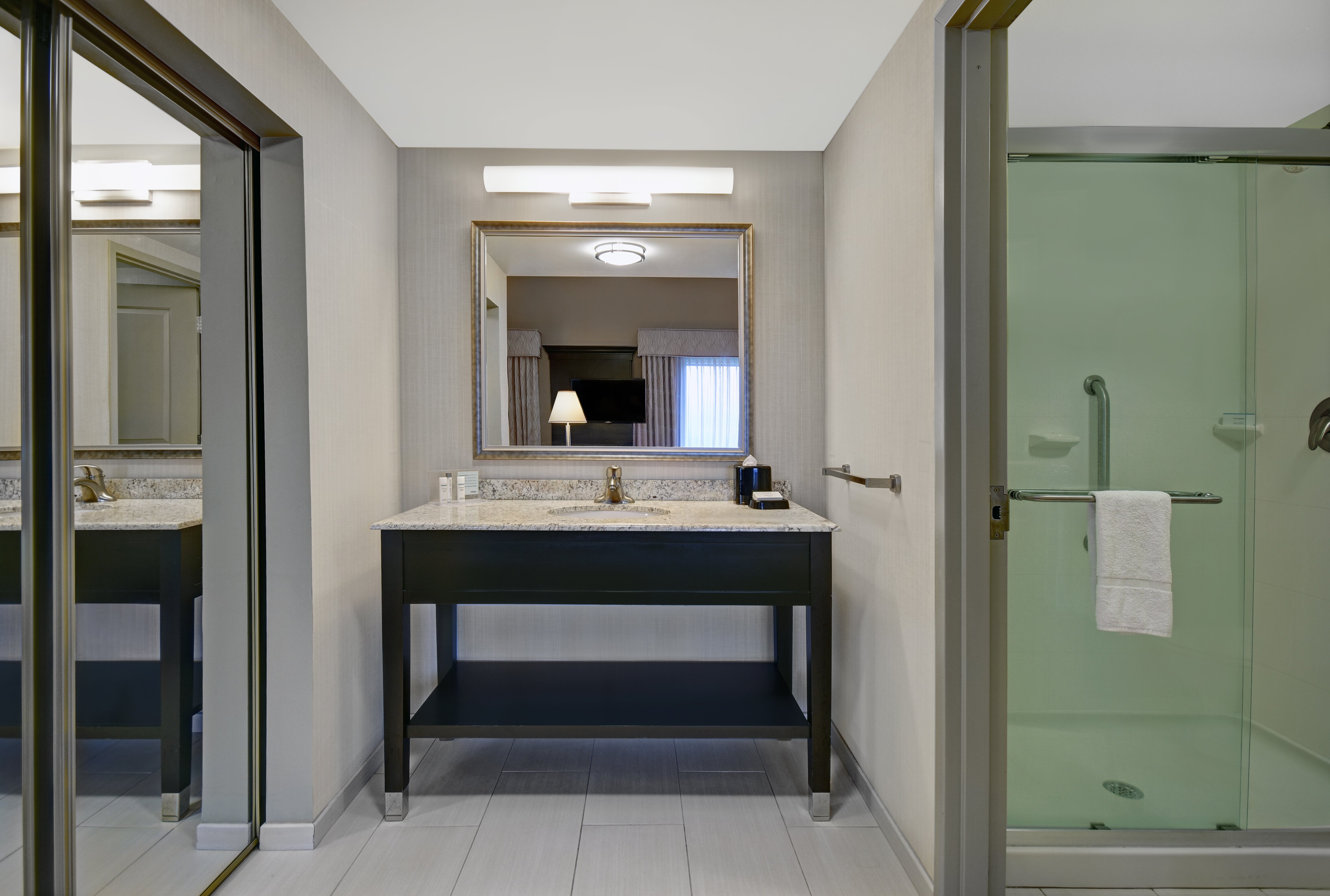 Hampton Inn & Suites Robbinsville-浴室