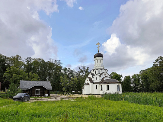 Temple of The Holy Martyr Aleksey-彼得霍夫必去景点