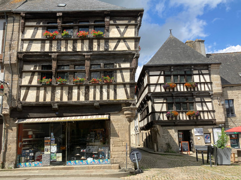 Basilique Notre Dame de Délivrance-Quintin必去景点