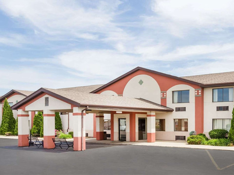 普利茅斯速8酒店主图