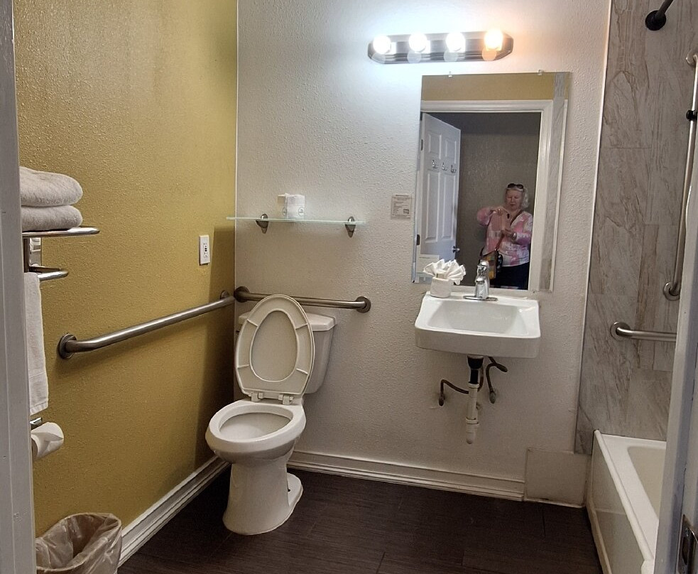 瑙-市中心温德姆速8酒店及会议中心主图