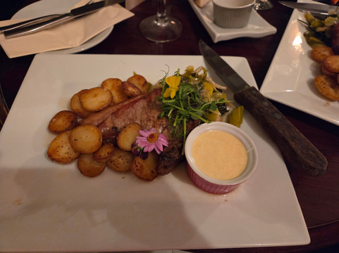 佛瑞斯特酒吧及餐厅旅馆主图