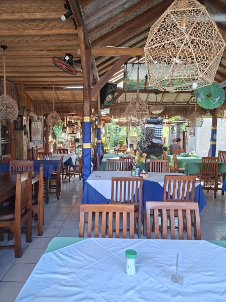 Barclona Guesthouses Lovina-旅行者