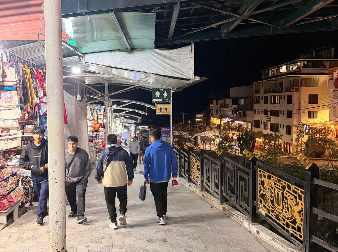 Mercado de Artesanias-温泉镇必去景点