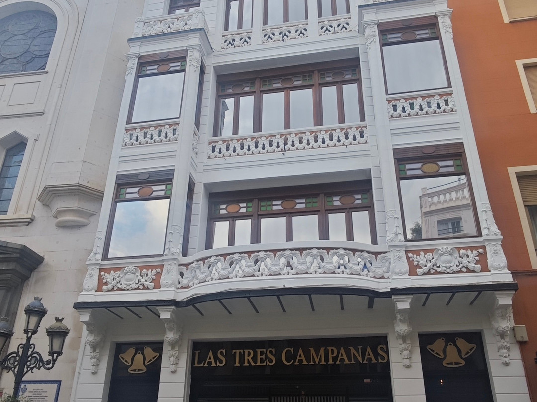 Las Tres Campanas