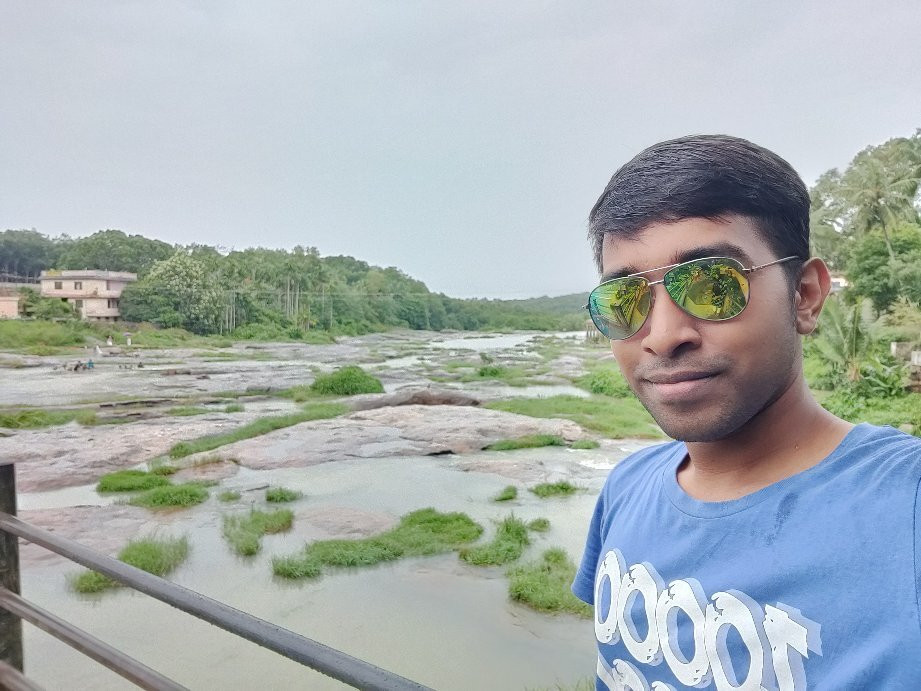 Thirparappu Waterfalls景点图片