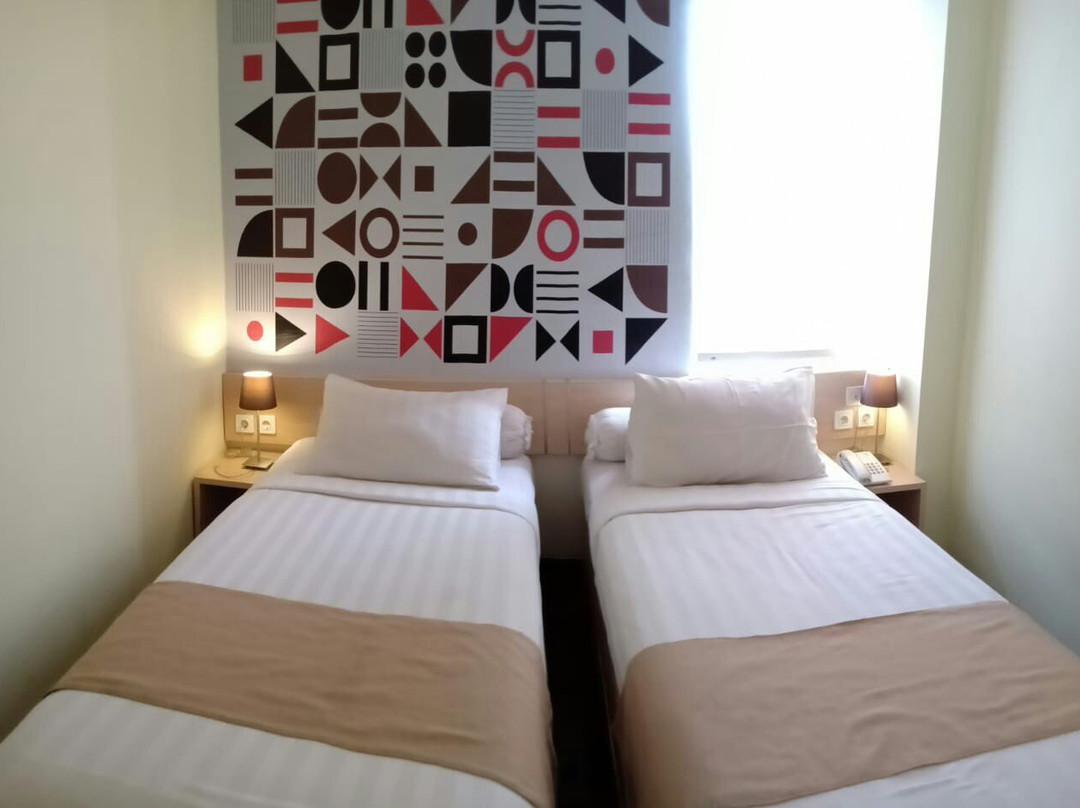 Front One Inn Kediri主图