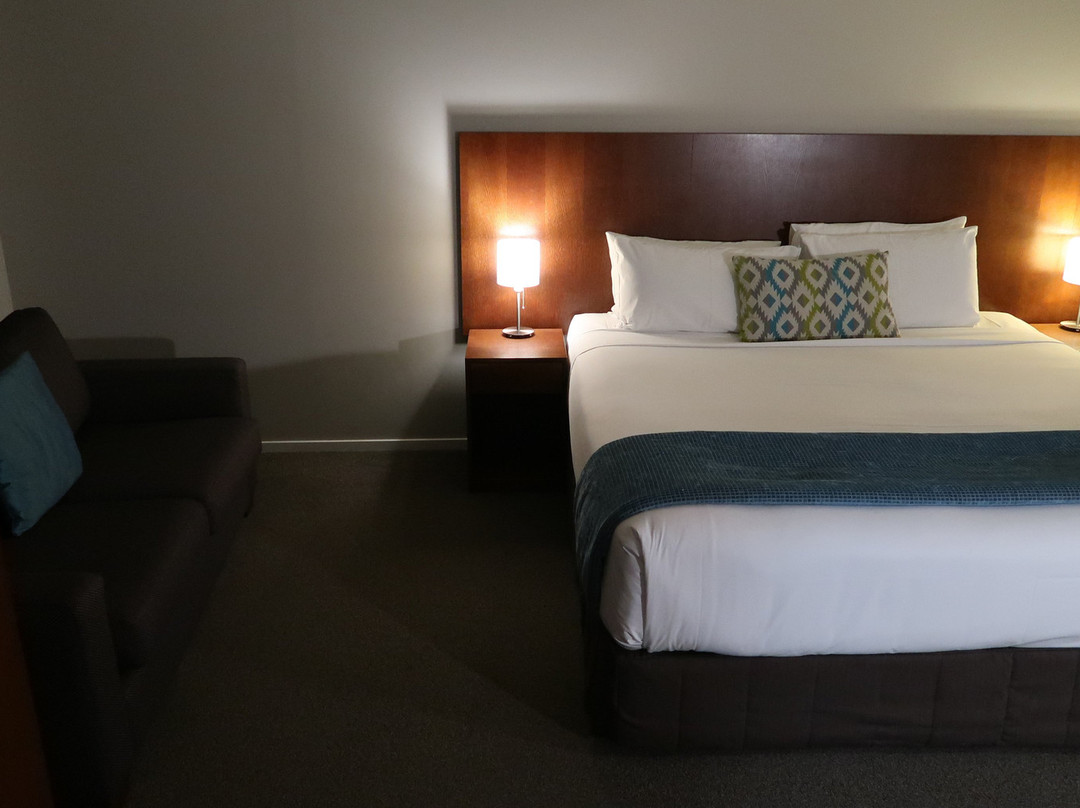 银色汽车旅馆主图