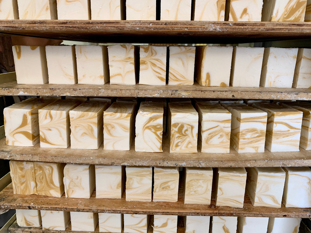 Rocky Mountain Soap Company Workshop Tours-坎莫尔必去景点