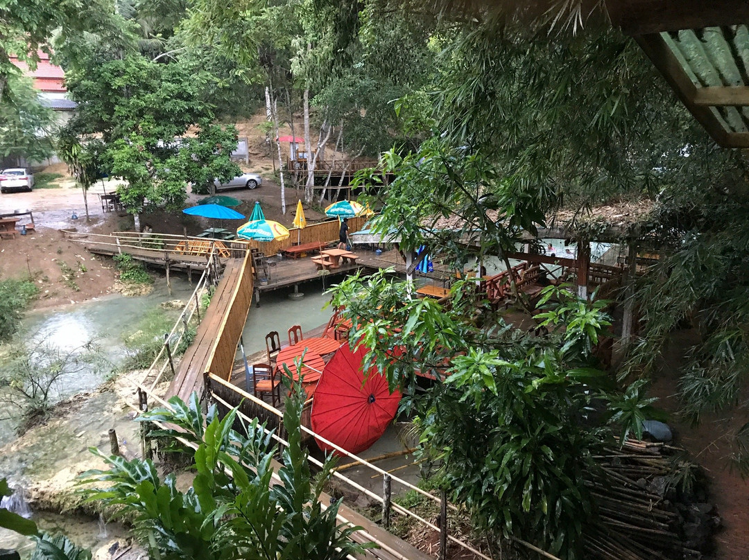 弯尼萨瀑布酒店主图