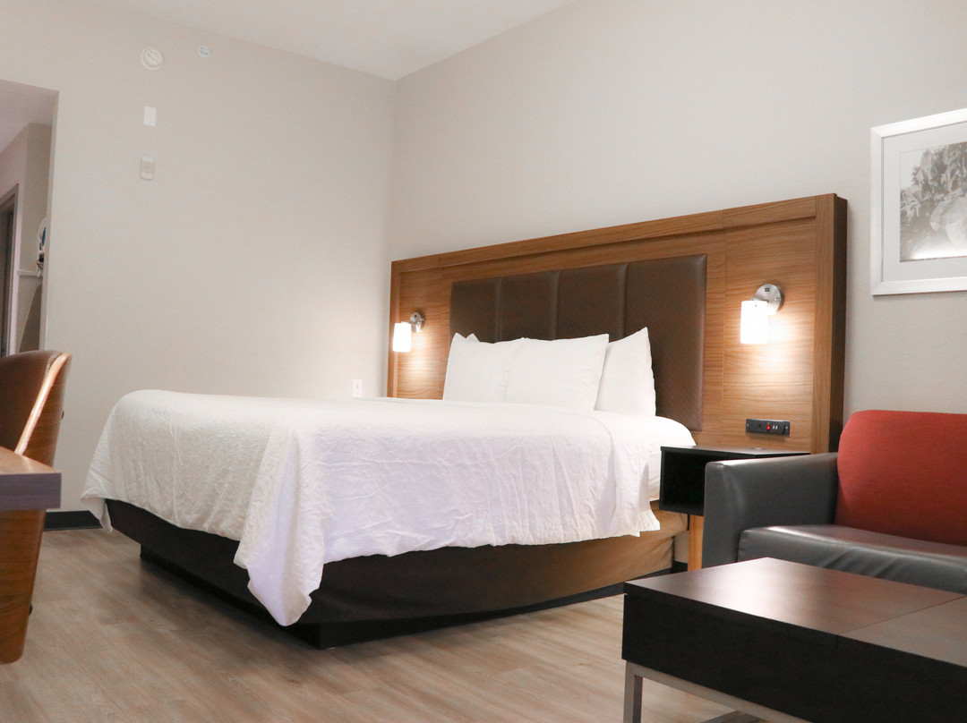 迈尔斯堡戴斯套房酒店-近捷蓝公园主图