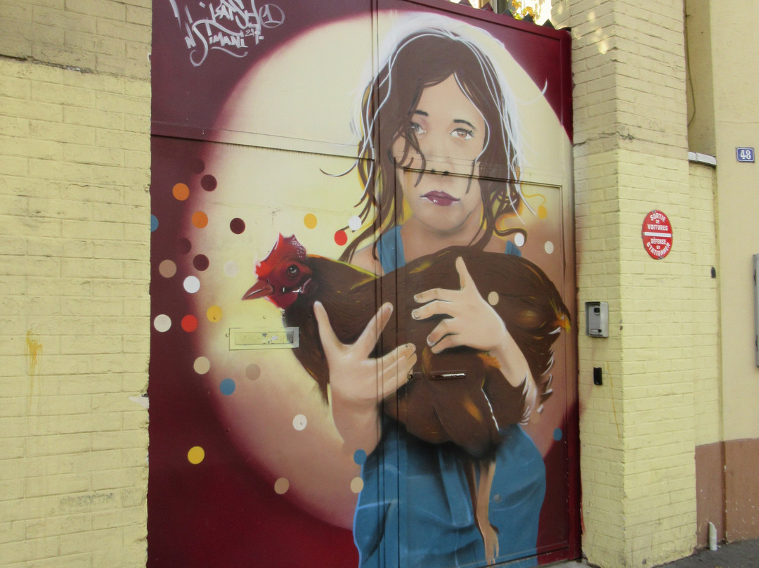 Fresque "La petite fille et la poule"景点图片