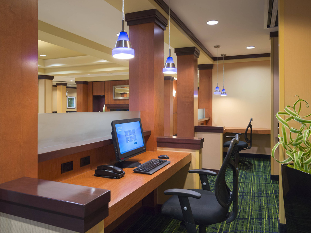 亨廷顿雷斯敦湖费尔菲尔德旅馆&套房酒店主图