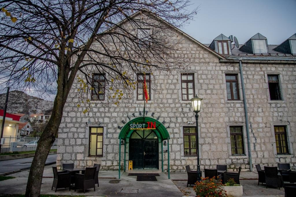 Rijeka Crnojevica酒店住宿-Hotel Sport IN