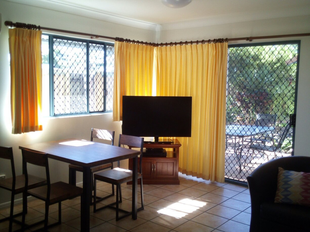 Dolphin Waters主图