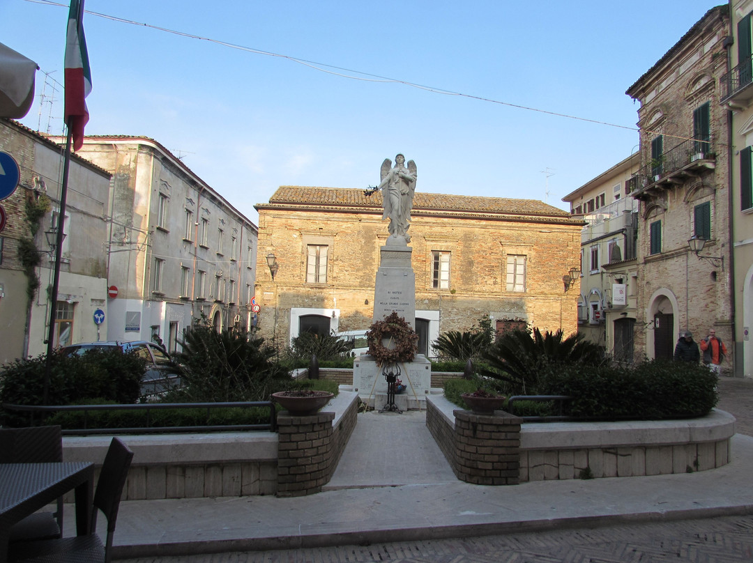 Piazza Caprioli-瓦斯托必去景点