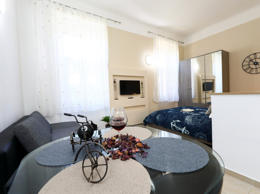 Apartments & Rooms Kolovare Beach主图