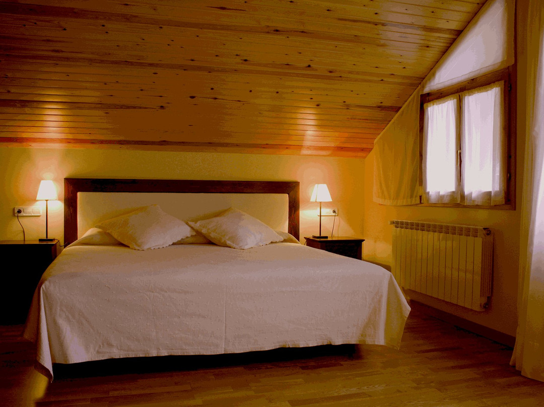 蓝色湖泊酒店主图