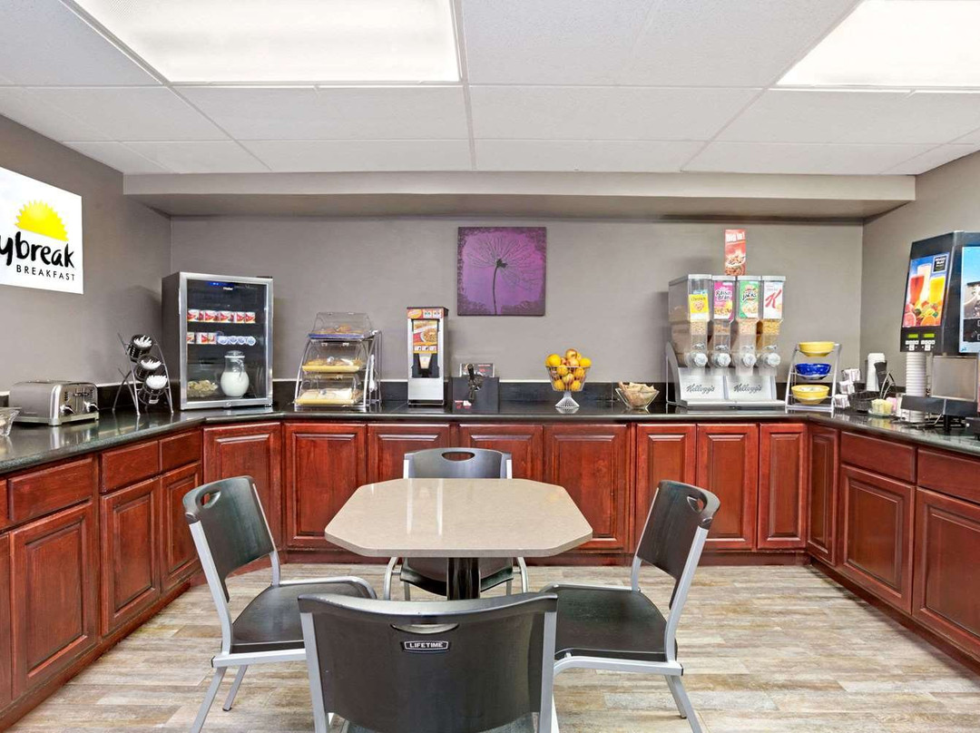 西柯维纳市戴斯酒店主图