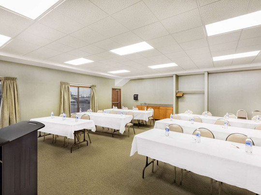 Ramada by Wyndham Clairmont/Grande Prairie主图