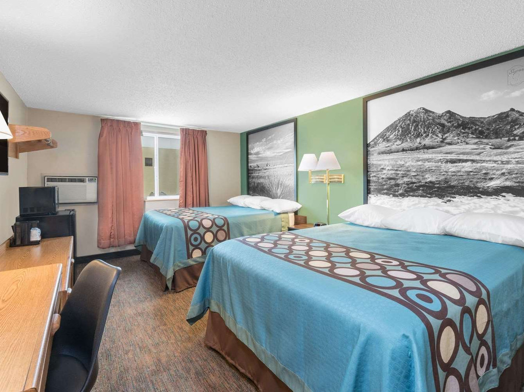 Super 8 by Wyndham Pierre SD主图