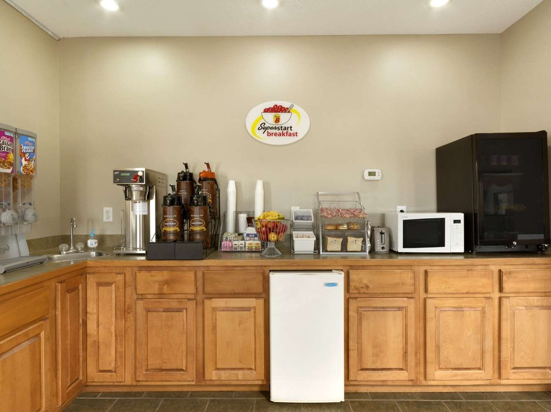 Super 8 by Wyndham Chatsworth/Dalton主图