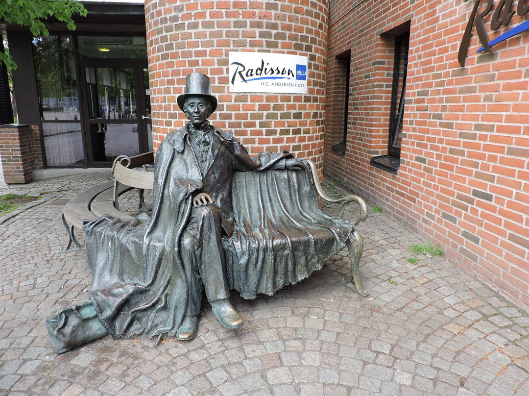 Hans Christian Andersen on Bench-欧登塞必去景点