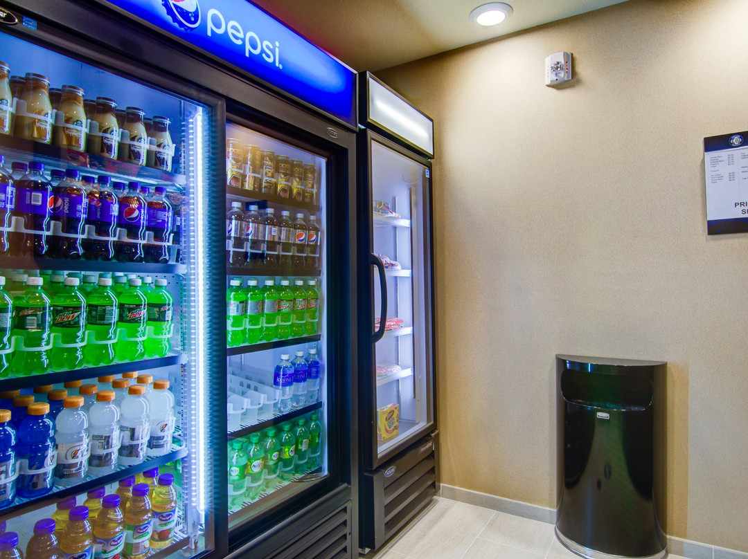 Castle Rock Inn & Suites主图