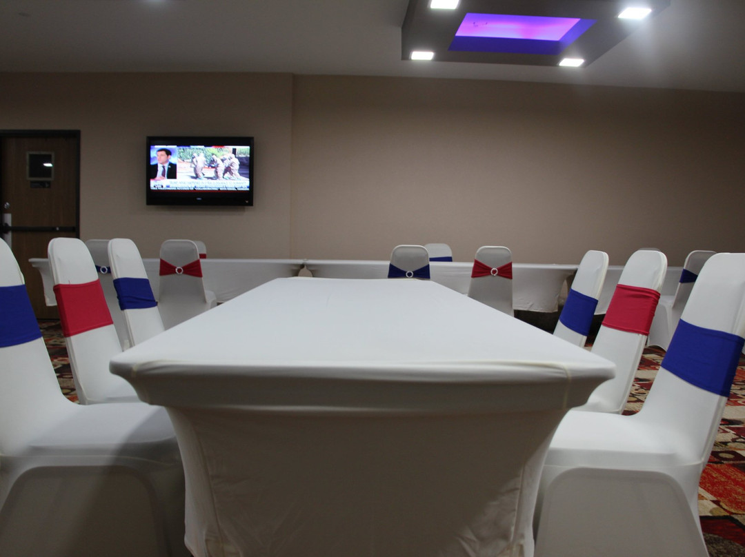 Westbridge Inn & Suites主图