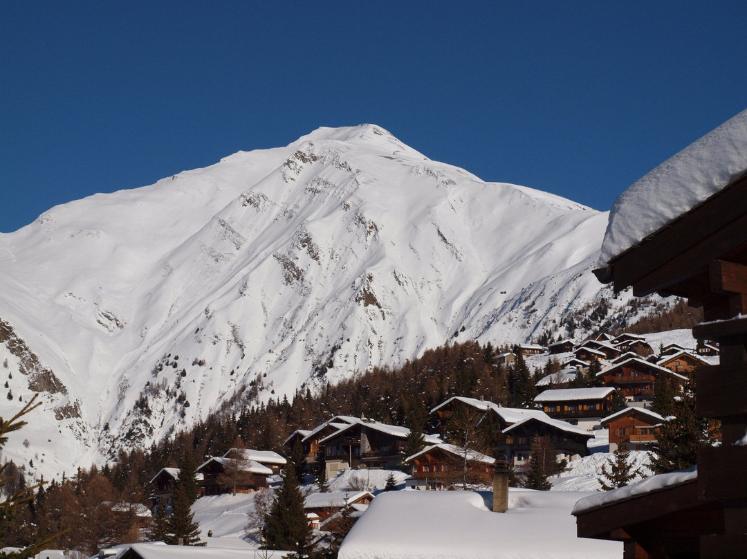 Gruppenhaus im Walliser Alpstyle主图