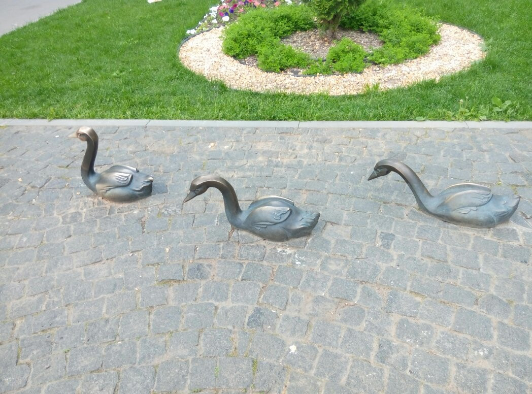 Sculpture Swan Lake-图拉必去景点