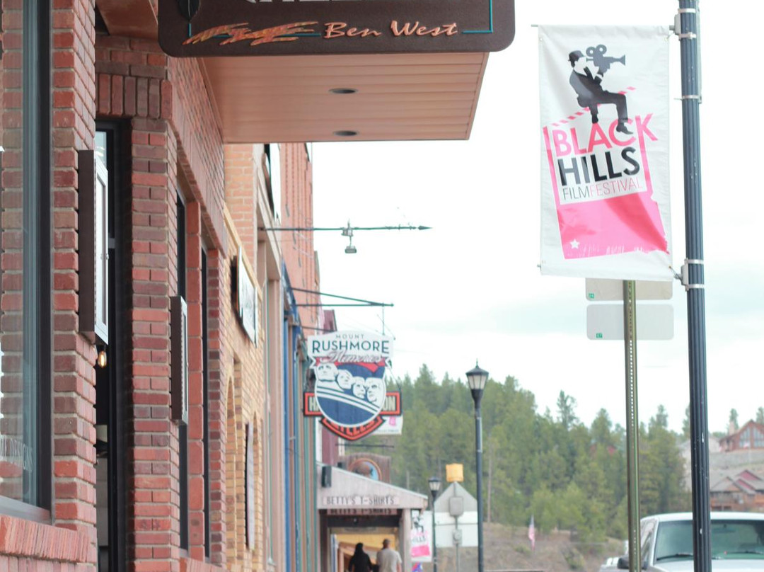 Warrior's Work & Ben West Gallery-希尔城必去景点