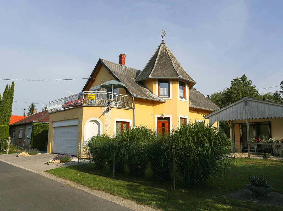 Hajas Familia Kiado Szobak