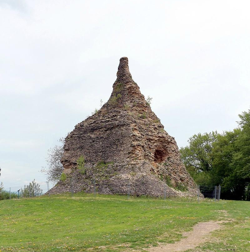 Pyramide de Couhard景点图片
