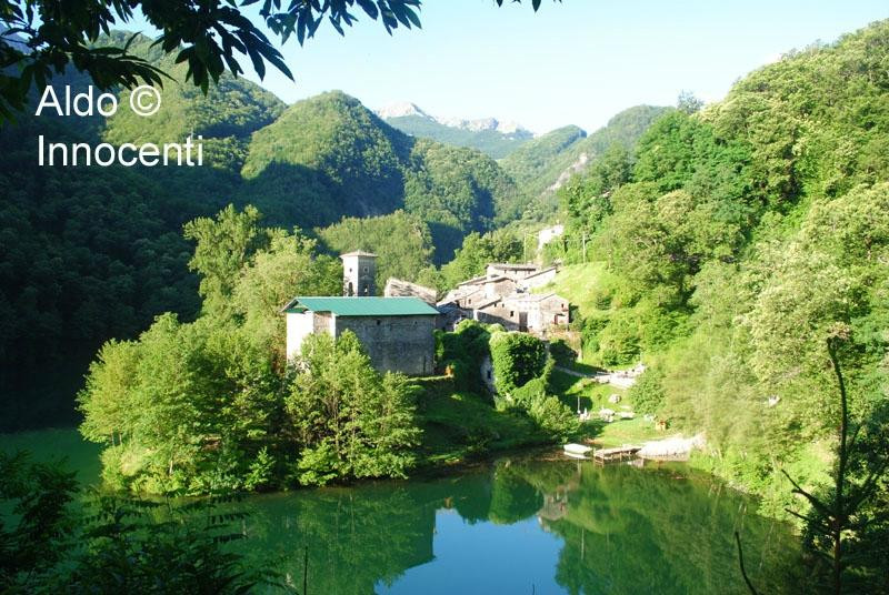 Isola Santa Lake景点图片