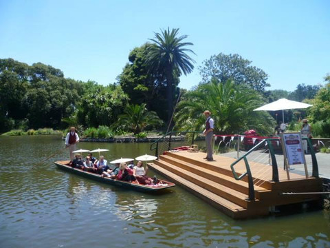 Punting On The Lake-墨尔本必去景点