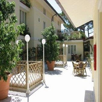 Jr Resort Logos Forte Dei Marmi