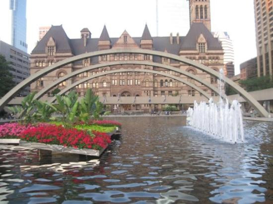 弥敦菲腊广场-多伦多必去景点