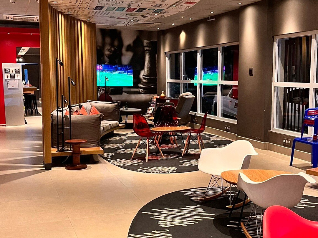 宜必思里约布兰科酒店主图