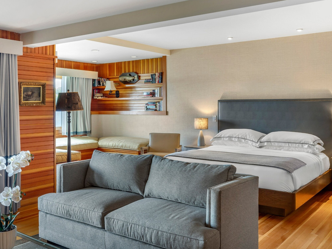 湖畔米尔瀑布酒店主图