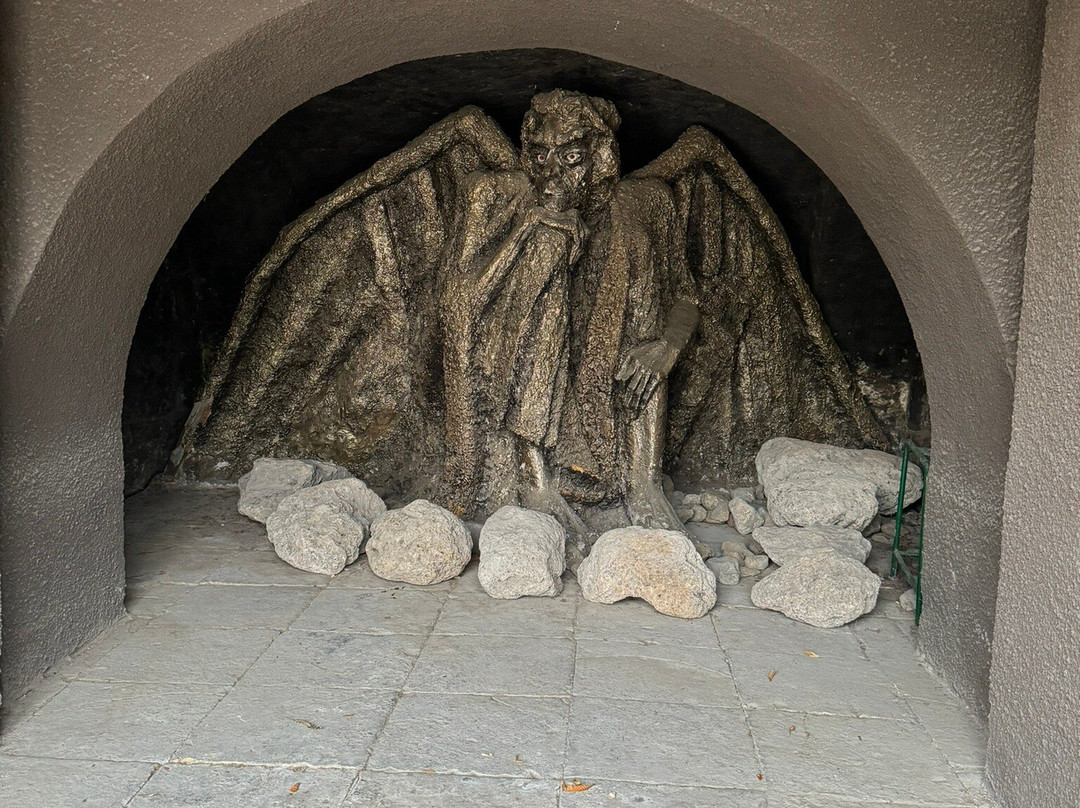 Statute of the Demon景点图片