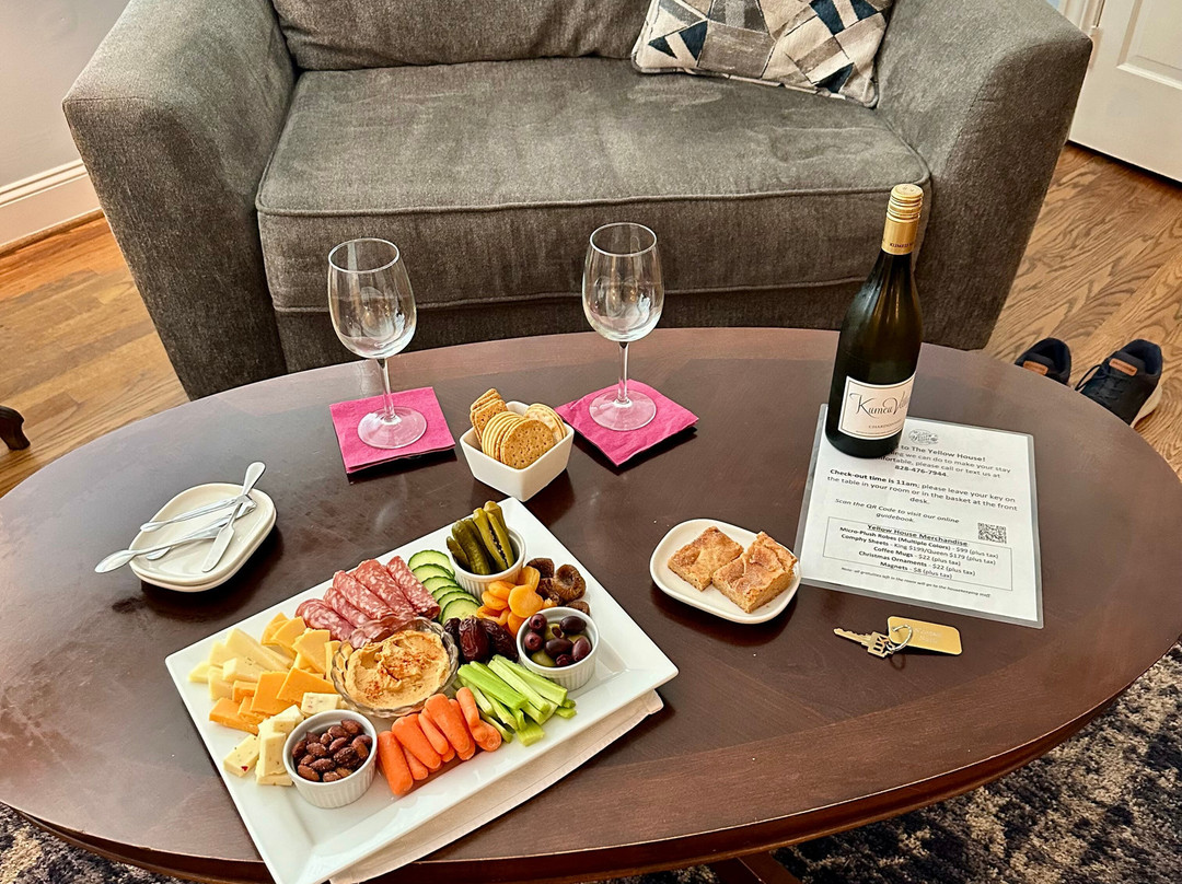 The Yellow House On Plott Creek Road主图