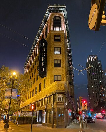 雷诺阿酒店主图