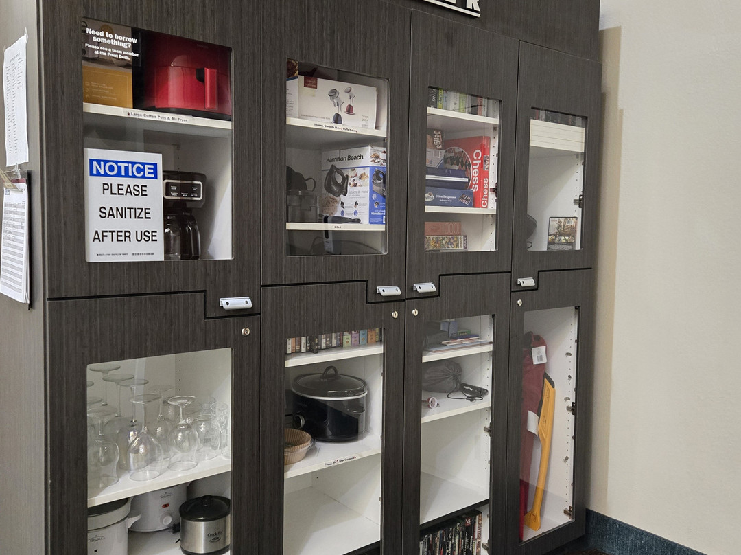 特雷霍特烛木套房酒店主图