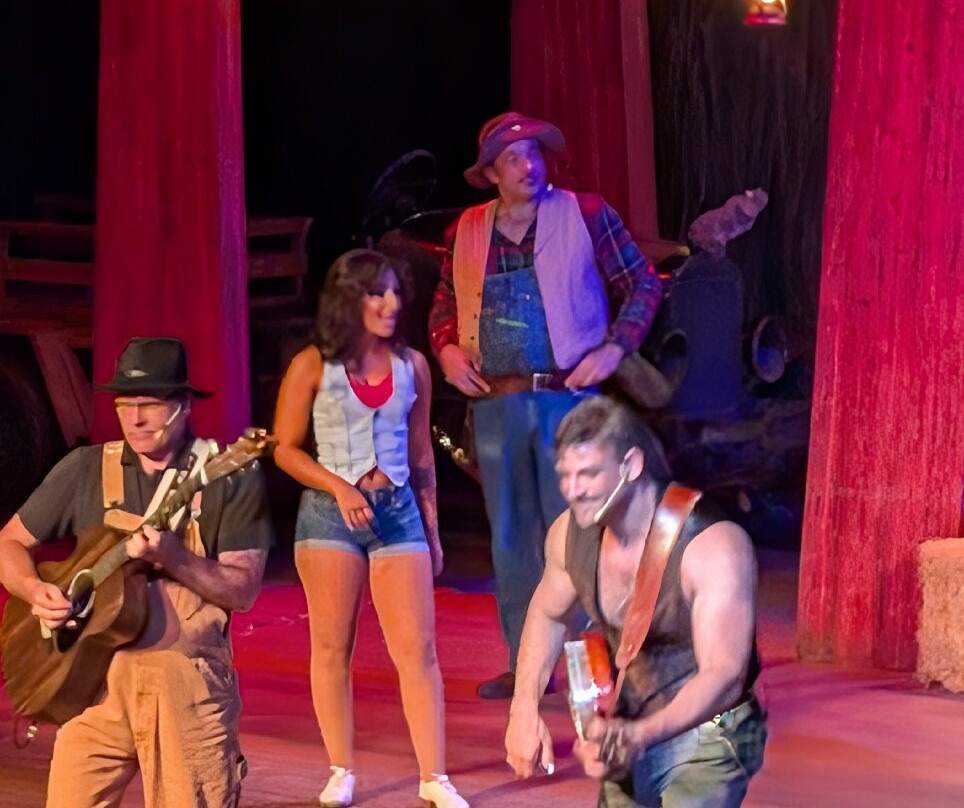 Hatfield & McCoy Dinner Show-皮金福奇必去景点