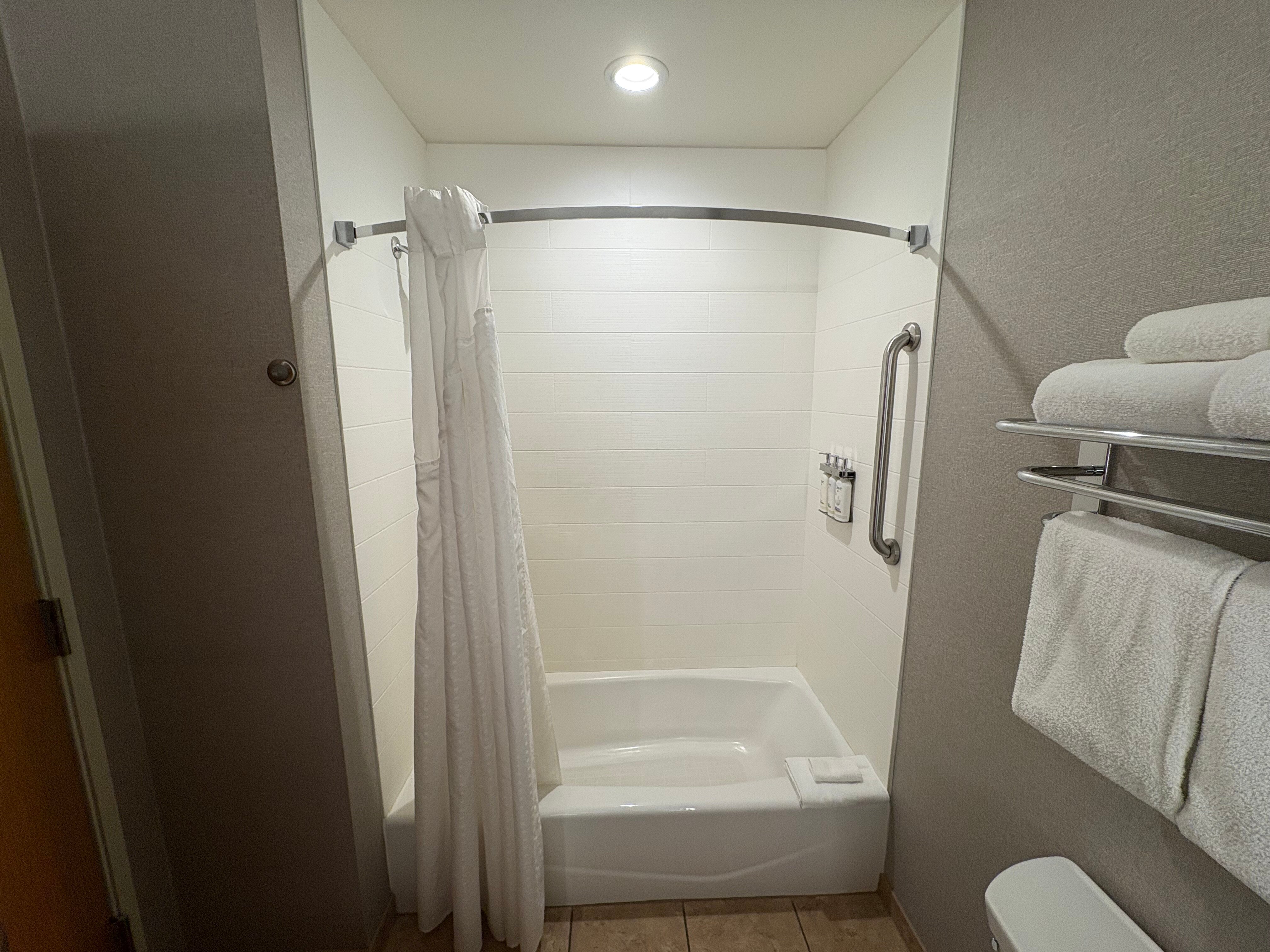 Holiday Inn Express & Suites Cheney By IHG-浴室