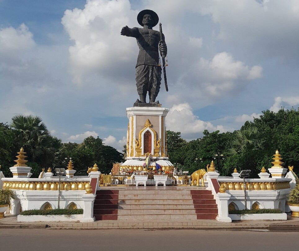 King Anouvong Statue-万象必去景点