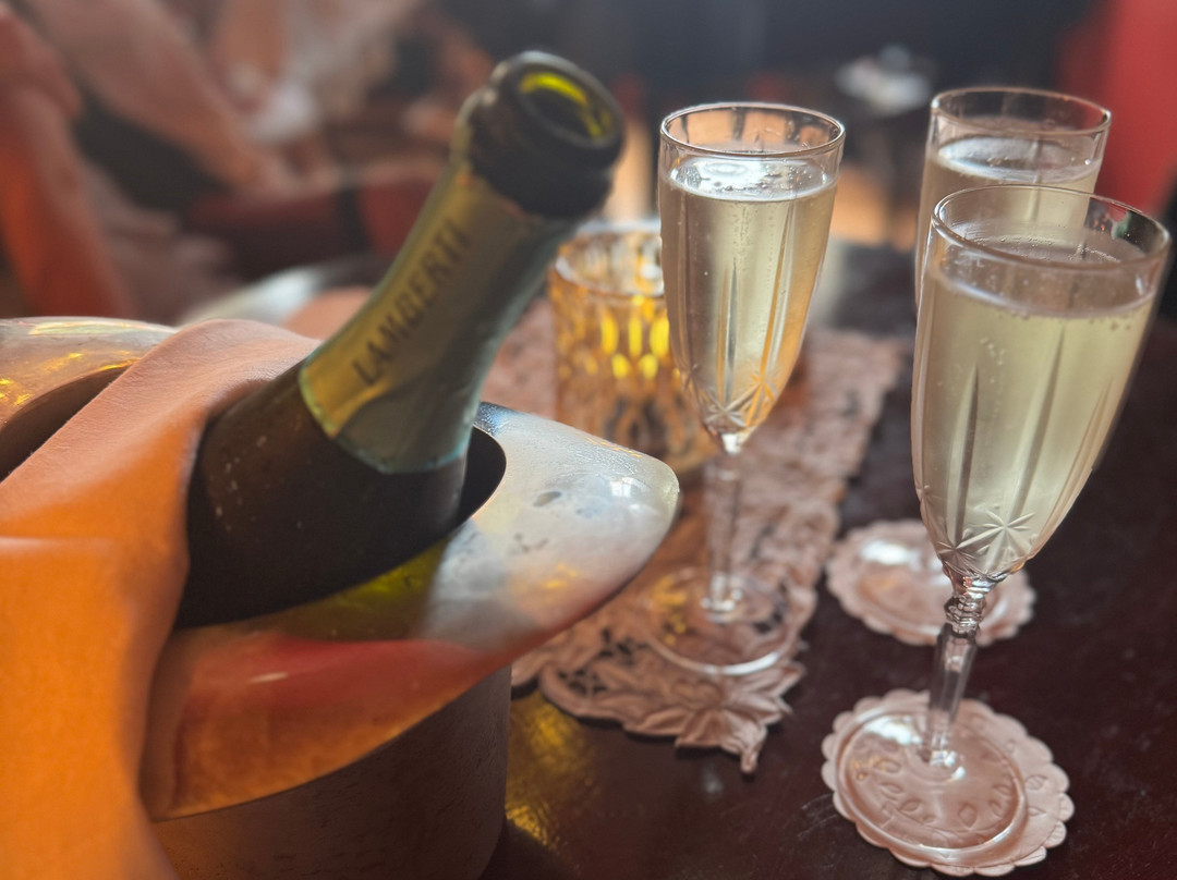 Lord Rubin's wine bar-Carmyllie必去景点