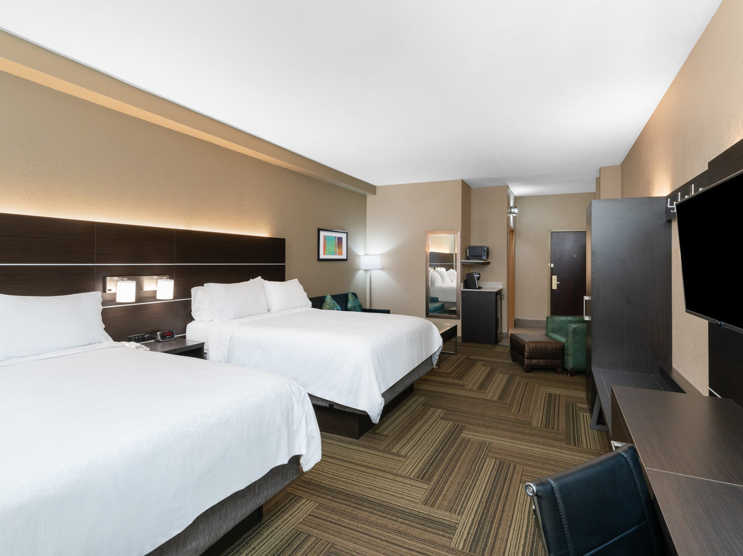 阿什兰快捷假日套房酒店主图